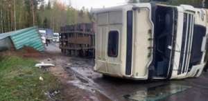 Водитель грузового автомобиля получил травмы в результате ДТП в Новгородской области